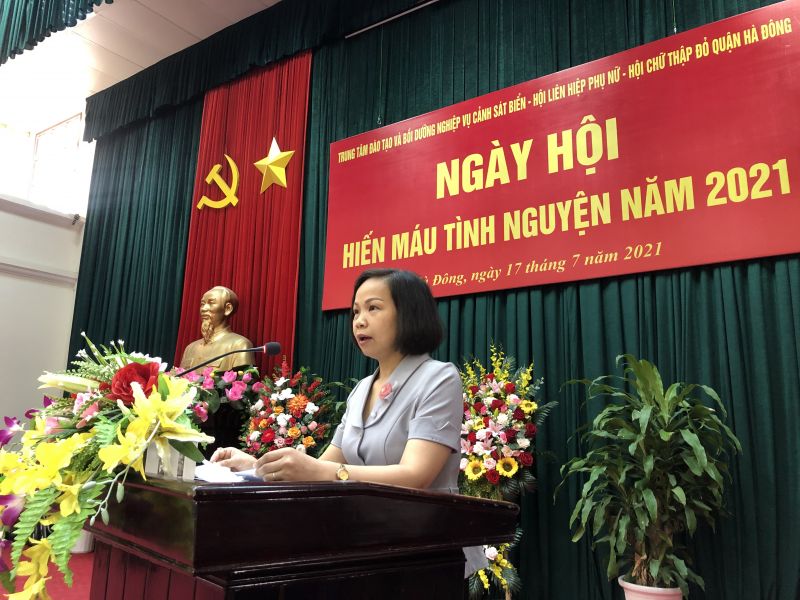 Chủ tịch Hội LHPN quận Hà Đông Lại Hà Phương phát biểu khai mạc Ngày hội