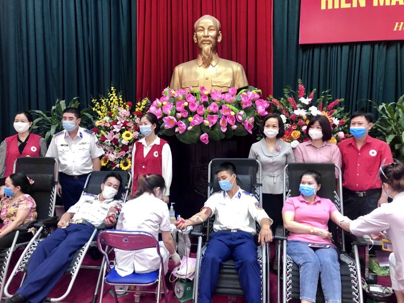 Không khí ngày hội rất khẩn trương, nghiêm túc và tràn ngập niềm vui. Trong ảnh: Các đồng chí lãnh đạo Trung tâm ..., Hội LHPN, Hội Chữ thập đỏ quận Hà Đông thăm hỏi, động viên tinh thần cán bộ, chiến sỹ, hội viên phụ nữ tham gia hiến máu tình nguyện