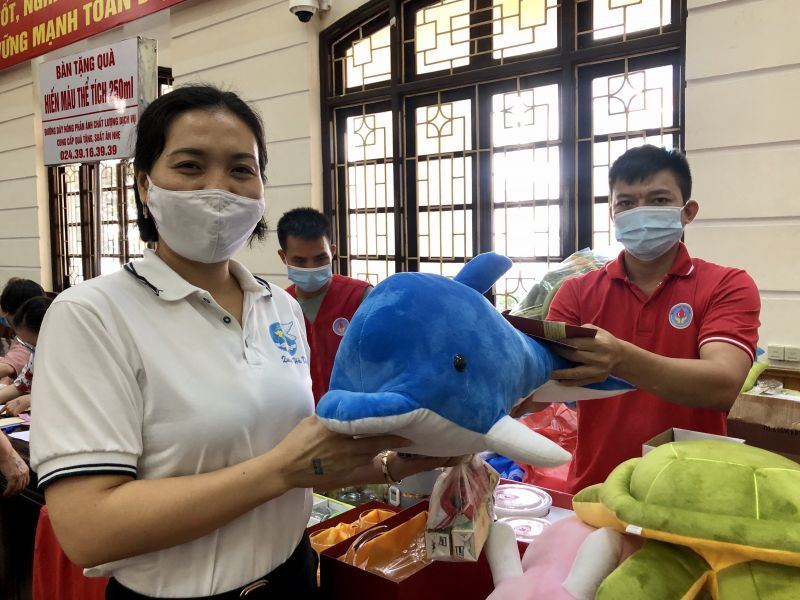 Sau hiến máu, người tình nguyện được nhắc nhở nghỉ ngơi và ăn nhẹ 15 phút trước khi nhận phiếu xác nhận tham gia hiến máu và nhận quà tặng. Trong ảnh: Chủ tịch Hội LHPN phường Phú La Nguyễn Thị Hương Sen trong niềm vui nhận quà khi vừa hiến máu xong. Đây là lần hiến thứ 13 của chị.