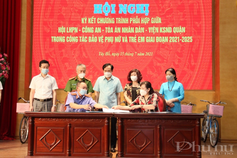 Hội LHPN quận T&acirc;y Hồ tiến h&agrave;nh k&yacute; kết chương tr&igrave;nh phối hợp với