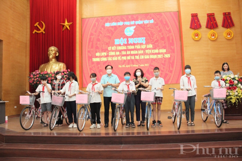 Hội LHPN quận T&acirc;y Hồ trao tặng xe đạp cho con em c&aacute;n bộ hội vi&ecirc;n, phụ nữ c&oacute; ho&agrave;n cảnh kh&oacute; khăn.