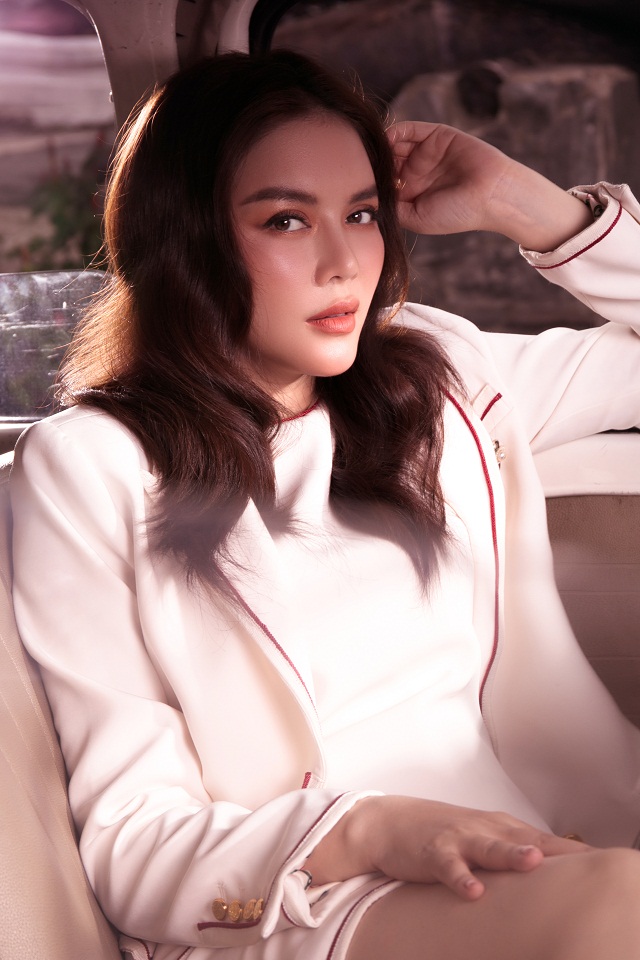 Lý Nhã Kỳ luôn nổi bật với hình ảnh kiêu sa