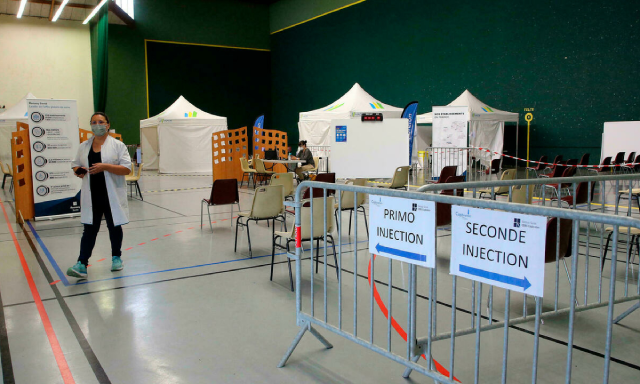 Một điểm tiêm chủng vaccine Covid-19 tại Capbreton, vùng Landes, Pháp. Ảnh: AP