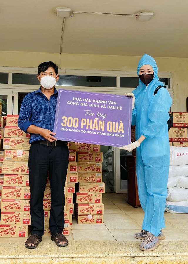 Hoa hậu trao quà tại điểm tiếp nhận