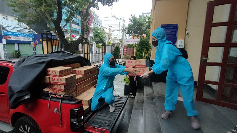 Hoa hậu tích cực đi từ thiện