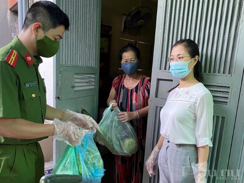 Hội LHPN phường Tương Mai phối hợp hỗ trợ, tiếp tế lương thực, thực phẩm cho 28 hộ gia đình trong khu vực cách ly, trị giá 3 triệu đồng. Hội LHPN phường Tương Mai phối hợp hỗ trợ, tiếp tế lương thực, thực phẩm cho 28 hộ gia đình trong khu vực cách ly, trị giá 3 triệu đồng.