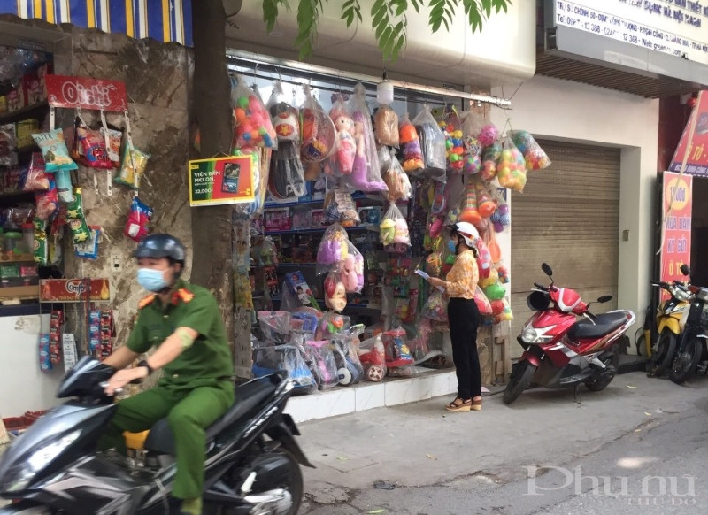 Hội LHPN phường Định Công nhắc nhở người dân trên địa bàn thực hiện tốt quy định về phòng chống dịch bệnh. Hội LHPN phường Định Công nhắc nhở người dân trên địa bàn thực hiện tốt quy định về phòng chống dịch bệnh.