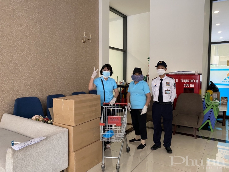 Hội phụ nữ phường Mai Động tặng nước sát khuẩn cho các khu chung cư Hội phụ nữ phường Mai Động tặng nước sát khuẩn cho các khu chung cư