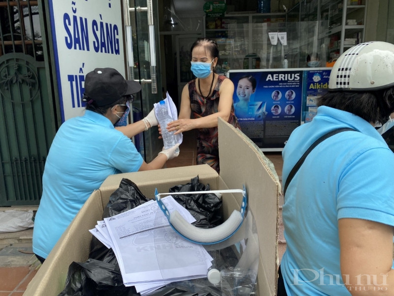 Hội LHPN phường Mai Động phát tặng 200 chai nước sát khuẩn đến từng nhà dân xung quanh khu vực phong tỏa. Hội LHPN phường Mai Động phát tặng 200 chai nước sát khuẩn đến từng nhà dân xung quanh khu vực phong tỏa.
