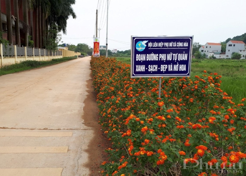 Những con đường, tuyến phố nở hoa được trồng và chăm sóc bởi bàn tay của cán bộ, hội viên phụ nữ Quốc Oai.