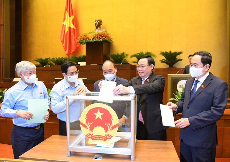 Các đồng chí lãnh đạo Đảng, Nhà nước bỏ phiếu bầu các chức danh