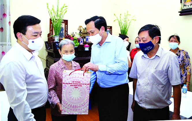 Bộ trưởng Đào Ngọc Dung và Phó Chủ tịch UBND TP Hà Nội Chử Xuân Dũng đến thăm và tặng quà bà Đỗ Thị Hành (là vợ liệt sĩ)