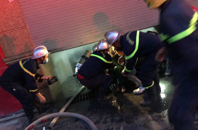 Lực lượng chức năng giải cứu người thoát khỏi đám cháy.