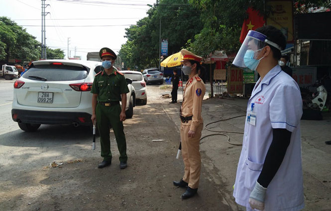 Chốt trực trên quốc lộ 6 đang được nghiên cứu di chuyển tới khu vực có làn đường rộng hơn.