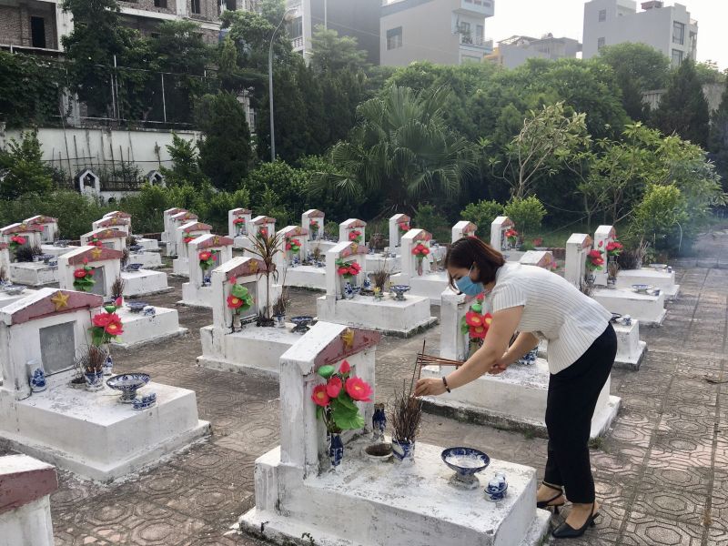 Hội LHPN quận Hà Đông thắp hương tưởng nhớ các anh hùng đã ngã xuống vì nền độc lập, tự do của Tổ quốc.