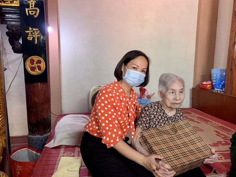 Chị Lại Hà Phương, Chủ tịch Hội LHPN quận Hà Đông thăm hỏi, tặng quà Mẹ VNAH Nguyễn Thị Thi