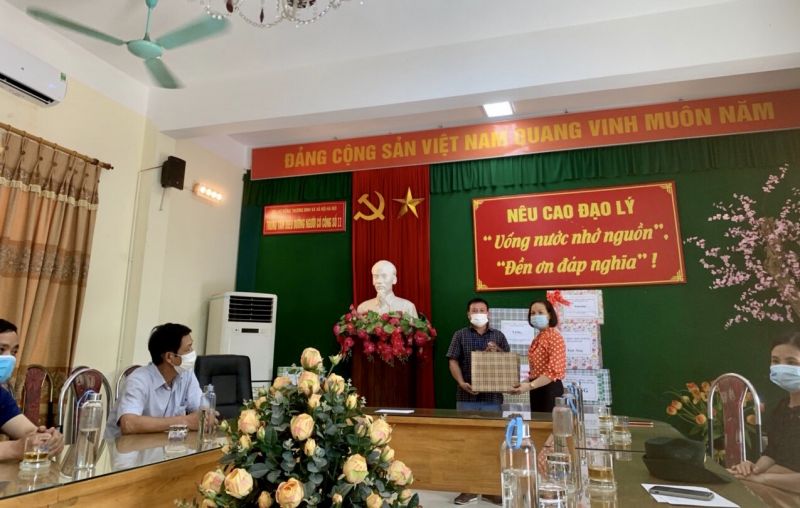 ... và thăm hỏi, tặng quà cho Trung tâm Điều dưỡng người có công số II Hà Nội, phường Biên Giang, quận Hà Đông