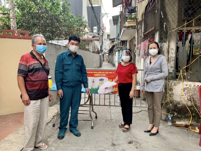 Công tác phòng, chống dịch vẫn là ưu tiên hàng đầu. Trong ảnh: Đại diện Hội LHPN phường La Khê tặng nhu yếu phẩm cho lực lượng phòng, chống dịch tại địa phương