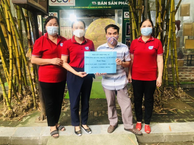 Hội LHPN phường Quang Trung tặng HTX Vụn Art - HTX nơi có nhiều phụ nữ khuyết tật làm việc, số tiền 3 triệu đồng