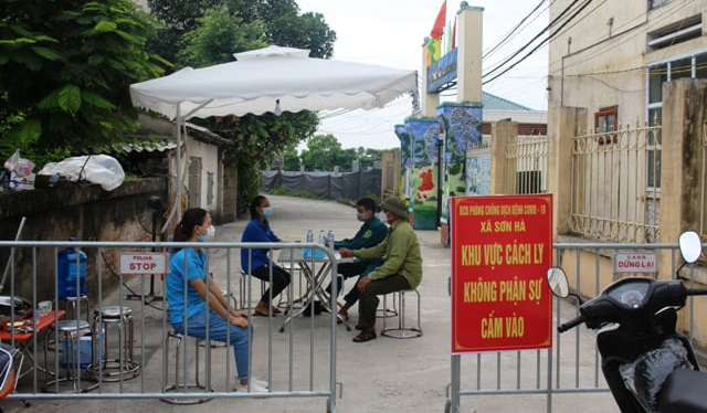 Cán bộ Trung tâm Y tế huyện Quốc Oai lấy mẫu xét nghiệm cho các trường hợp liên quan ca mắc Covid-19.