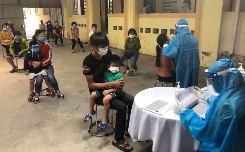 Cán bộ Trung tâm Y tế huyện Quốc Oai lấy mẫu xét nghiệm cho các trường hợp liên quan ca mắc Covid-19.