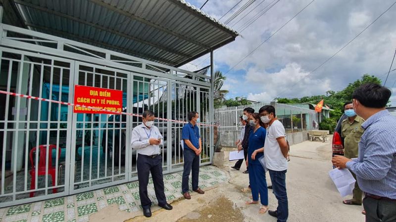Tổ Thường trực đặc biệt của Bộ Y tế kiểm tra, hướng dẫn cách ly F1 tại nhà ở huyện Bàu Bàng, tỉnh Bình Thuận