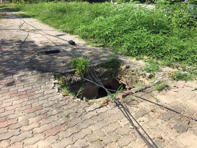 &ldquo;Bẫy cạn&rdquo; tr&ecirc;n đường L&yacute; Sơn (Long Bi&ecirc;n, H&agrave; Nội) lu&ocirc;n chờ trực để g&acirc;y họa cho người đi đường