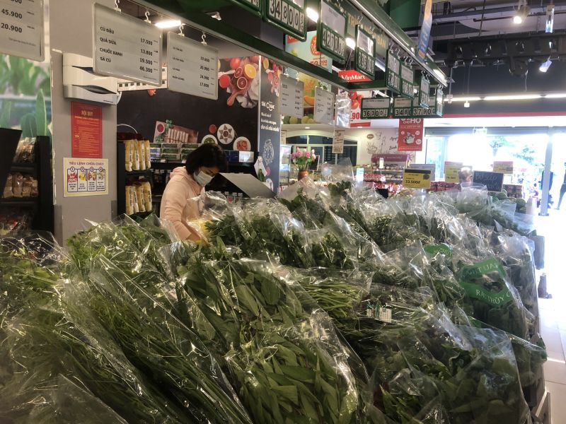 Kệ h&agrave;ng đầy ắp rau xanh, thực phẩm tại si&ecirc;u thị Vinmart ng&otilde; 3 T&ocirc;n Thất Thuyết s&aacute;ng ng&agrave;y 19/7, phường Dịch Vọng Hậu, H&agrave; Nội