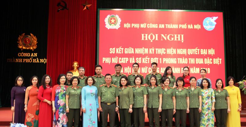 Các đồng chí lãnh đạo dự Hội nghị sơ kết giữa kỳ thực hiện Nghị quyết Đại hội Phụ nữ CATP lần thứ XVI, nhiệm kỳ 2016 -2021