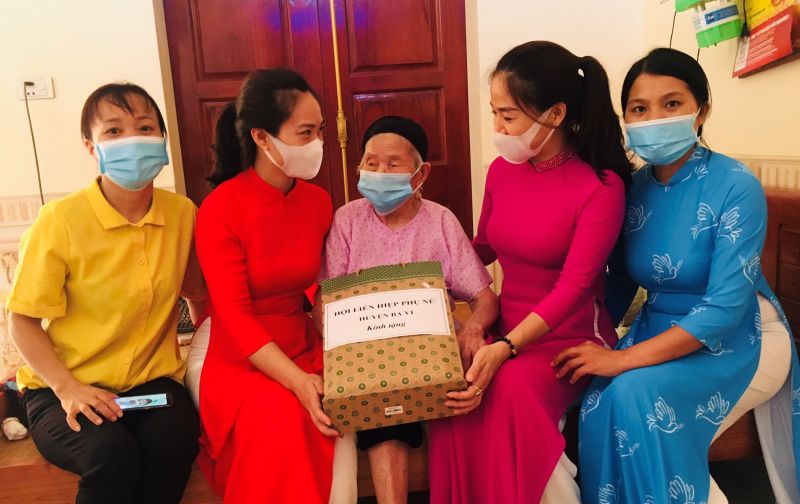 Đại diện Hội LHPN huyện Ba V&igrave; tặng qu&agrave; Mẹ VNAH Nguyễn Thị Hệ - th&ocirc;n Chu Quyến 2 &ndash; x&atilde; Chu Minh, Ba V&igrave;, H&agrave; Nội