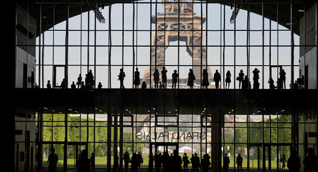 Du khách tham quan trong cung điện lớn Ephemere nhìn ra tháp Eiffel.