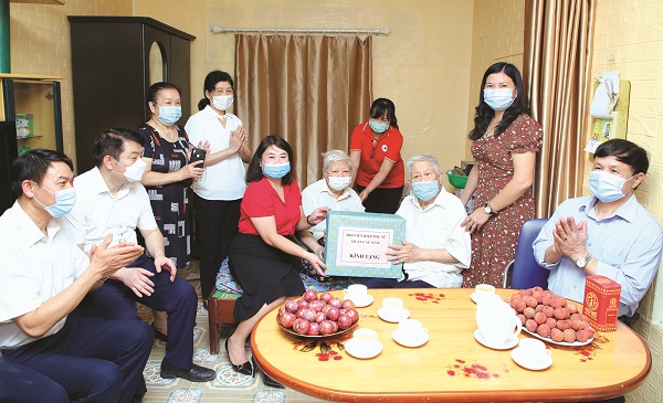 Trao nhà tình thương cho gia đình bà Hoàng Yến, phường Dịch Vọng