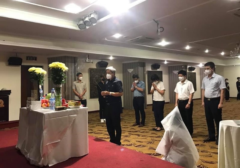 Thứ trưởng Bộ Y tế Nguyễn Trường Sơn c&ugrave;ng đo&agrave;n c&ocirc;ng t&aacute;c Bộ Y tế thường trực tại TP Hồ Ch&iacute; Minh tới viếng