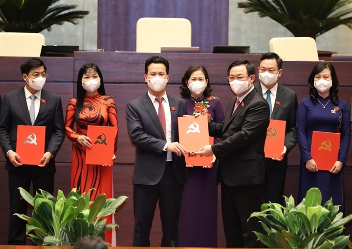 Chủ tịch Quốc hội Vương Đình Huệ trao Nghị quyết, Quyết định của Đảng đoàn Quốc hội và Ủy ban Thường vụ Quốc hội về công tác tổ chức. (Ảnh: Tiền Phong) Chủ tịch Quốc hội Vương Đình Huệ trao Nghị quyết, Quyết định của Đảng đoàn Quốc hội và Ủy ban Thường vụ Quốc hội về công tác tổ chức. (Ảnh: Tiền Phong)