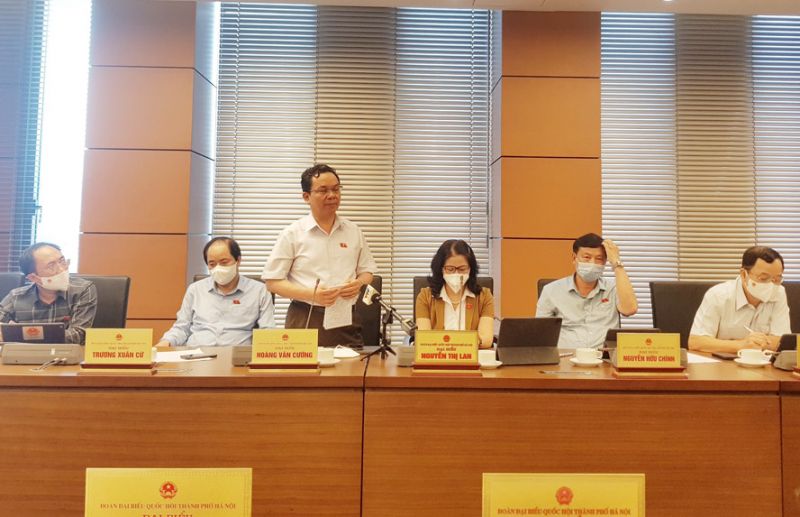 Đại biểu Ho&agrave;ng Văn Cường ph&aacute;t biểu tại buổi thảo luận tổ