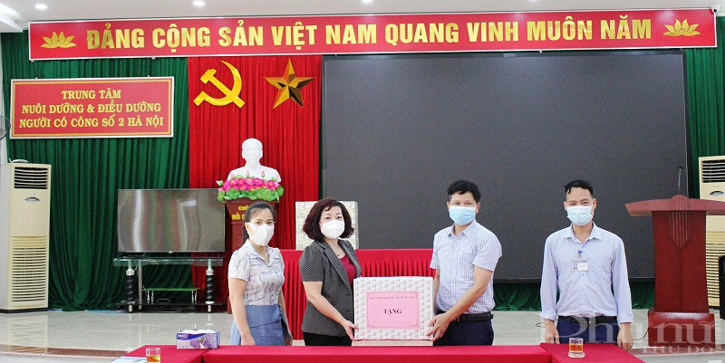 Đoàn công tác Hội LHPN Hà Nội tặng quà cho