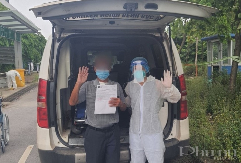 Bệnh nh&acirc;n Nguyễn Văn Đ sau 27 ng&agrave;y điều trị đ&atilde; khỏe mạnh xuất viện.