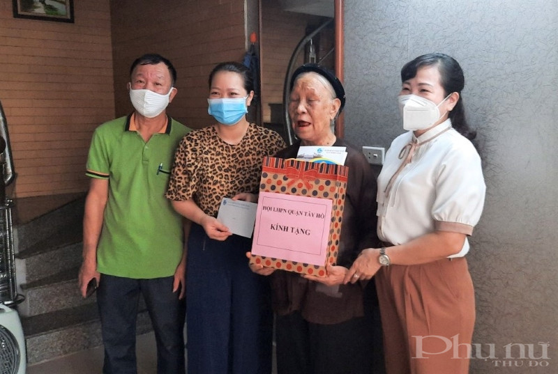 Chủ tịch Hội LHPN quận T&acirc;y Hồ B&ugrave;i Thị Ngọc Th&uacute;y (ngo&agrave;i c&ugrave;ng b&ecirc;n phải) thăm v&agrave; tặng qu&agrave; Mẹ Việt Nam Anh h&ugrave;ng C&ocirc;ng Thị M&ugrave;i, phường Ph&uacute; Thượng.