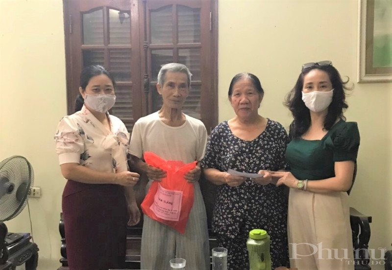 Hội LHPN quận Tây Hồ:  Thăm, tặng quà Mẹ VIệt Nam Anh hùng, gia đình chính sách nhân dịp 27/7 - ảnh 5