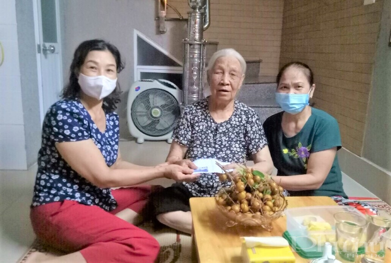 Hội LHPN quận Tây Hồ:  Thăm, tặng quà Mẹ VIệt Nam Anh hùng, gia đình chính sách nhân dịp 27/7 - ảnh 4