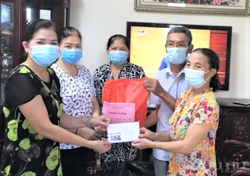 Hội LHPN quận Tây Hồ:  Thăm, tặng quà Mẹ VIệt Nam Anh hùng, gia đình chính sách nhân dịp 27/7 - ảnh 3