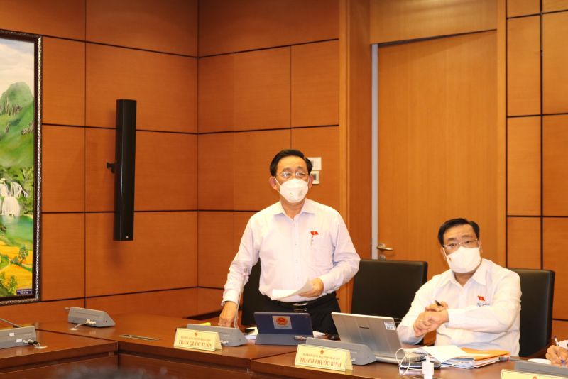 Đại biểu Đo&agrave;n Tr&agrave; Vinh thảo luận tại tổ