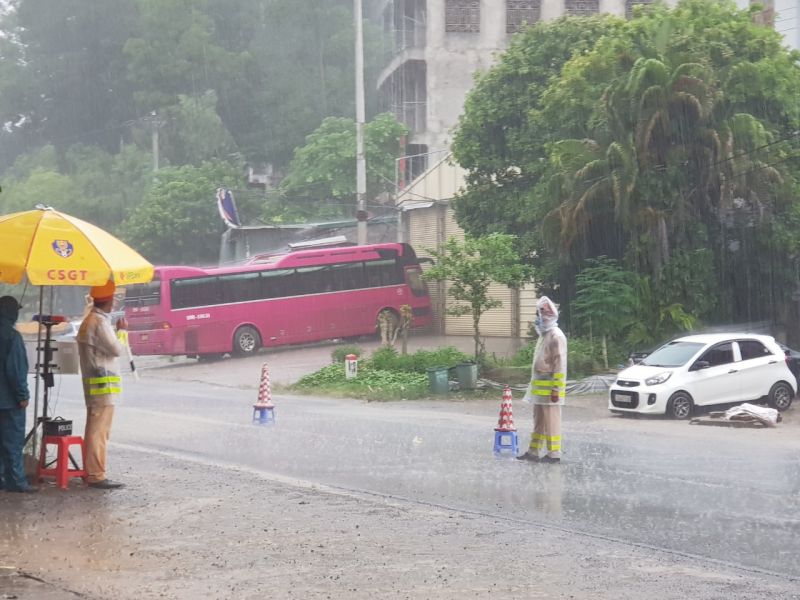 Lực lượng chức năng làm nhiệm vụ tại chốt thị trấn Xuân Mai