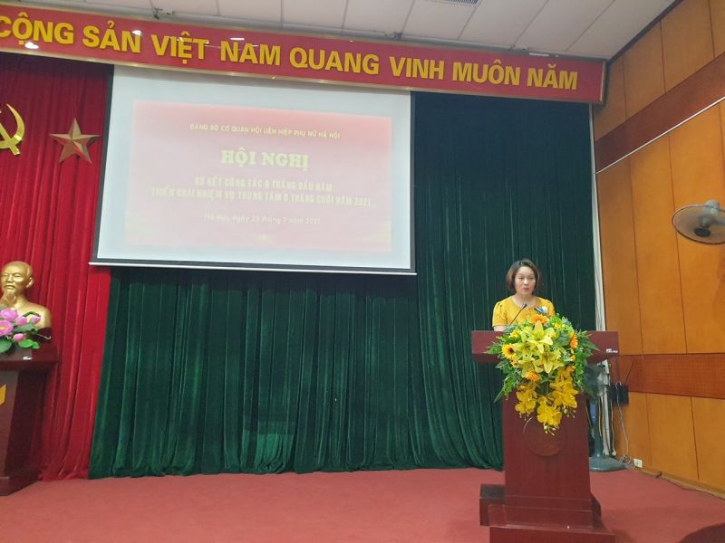 Dồng chí Phạm Thanh Hương, Phó Bí thư Đảng ủy cơ quan Hội LHPN Hà Nội báo cáo công tác 6 tháng đầu năm của Đảng ủy.