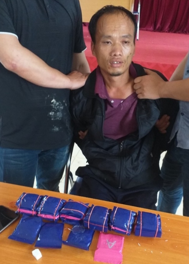 Bắt đối tượng vận chuyển 4 bánh heroin và gần 6.800 viên ma tuý tổng hợp - ảnh 1