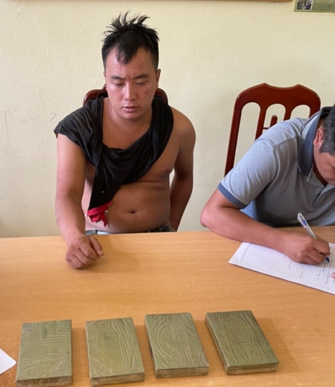 các đối tượng bị bắt giữ cùng tang vật tại cơ quan điều tra