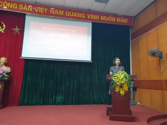 Đồng chí Lê Thị Hồng Minh, Bí thư Chi bộ Báo Phụ nữ Thủ đô phát biểu tham luận tại Hội nghị