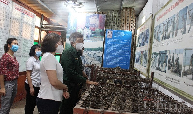 Nơi đây không chỉ là nơi lưu giữ những kỷ vật, hiện vật của các chiến sĩ cách mạng bị địch bắt tù đày mà còn là nơi tái hiện lịch sử dân tộc, nơi giáo dục cho lớp trẻ về lòng tự hào, tự tôn dân tộc và truyền thống dân tộc Nơi đây không chỉ là nơi lưu giữ những kỷ vật, hiện vật của các chiến sĩ cách mạng bị địch bắt tù đày mà còn là nơi tái hiện lịch sử dân tộc, nơi giáo dục cho lớp trẻ về lòng tự hào, tự tôn dân tộc và truyền thống dân tộc