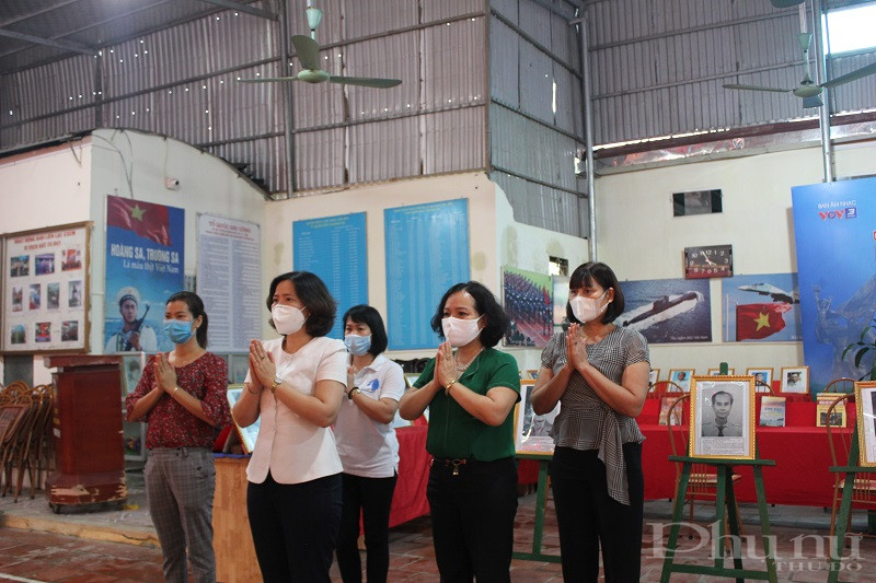 Đoàn công tác thắp hương tri ân các chiến sỹ bị địch bắt tù đày tại Bảo tàng