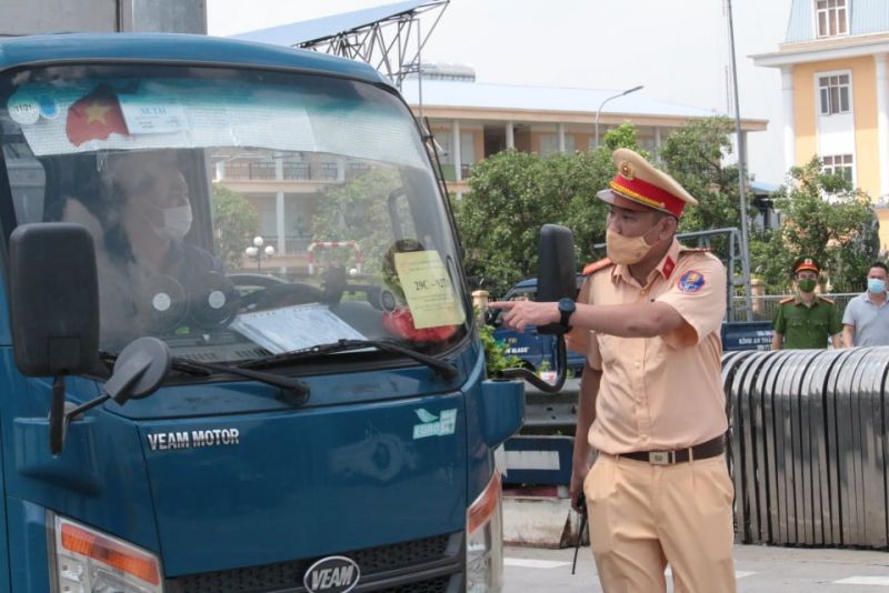 Cảnh sát giao thông nỗ lực kiểm tra và phân luồng giao thông tại các cửa ngõ vào Hà Nội